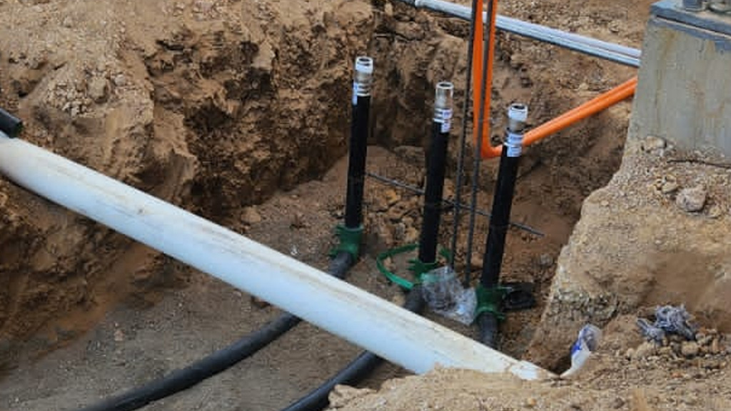 Mangueras subterráneas de una gasolinera  
