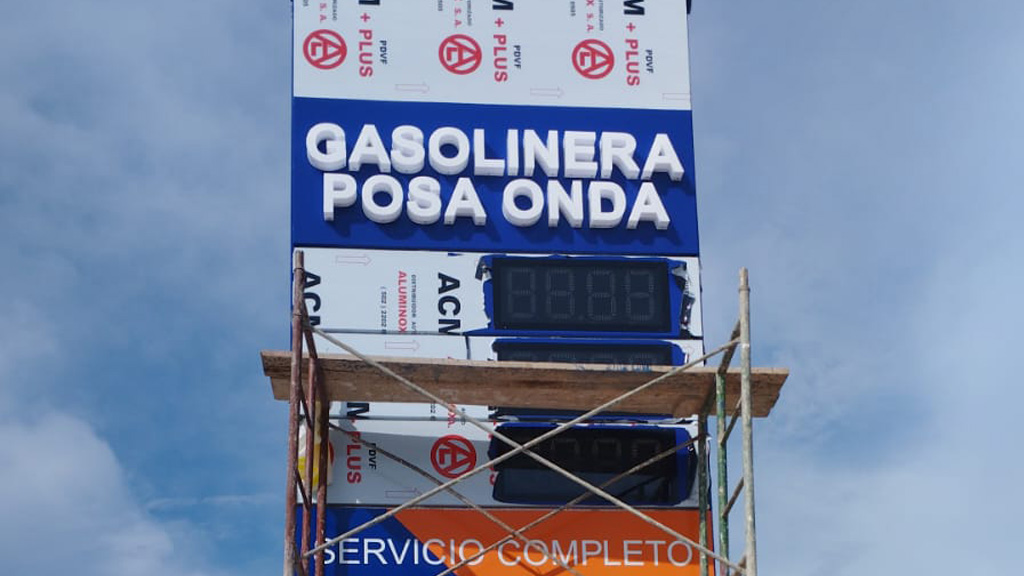 Señalización en estaciones de servicio gasolinera posa onda rotulo tipo tótem 