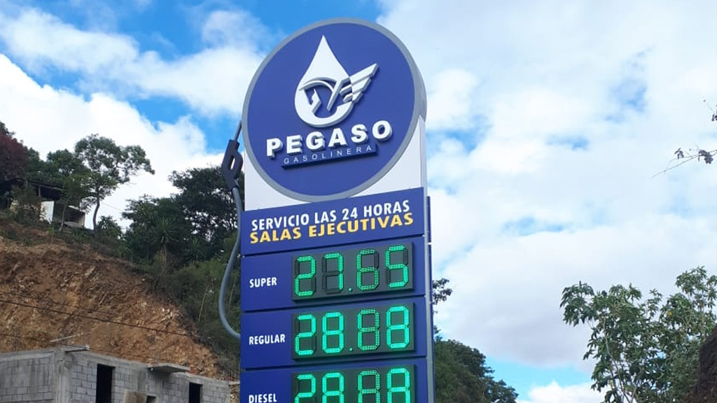 rotulo tótem para gasolinera con números led que muestran los precios de combustibles .