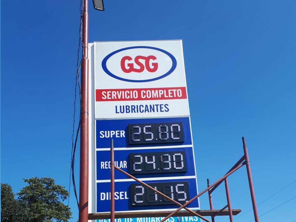gasolinera san Gabriel rotulo tipo tótem con precios de combustible  